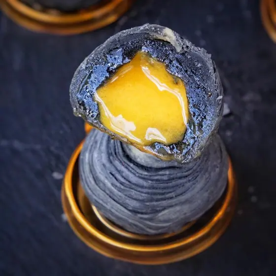 Bánh Ngàn Lớp Lava Hoa Phô Mai Trứng Muối Than Tre